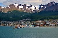 Hafen in Ushuaia mit Blick auf die Berge