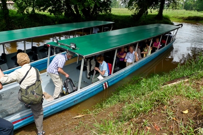 Zu unserer Eco-Lodge in Tortuguero gelangen wir mit einem Longtail Boot