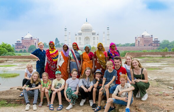 Familiengruppe in Indien, vor dem Taj Mahal Taj Mahal, Indien, Familie, Kinder, Reisende, Einheimische, familienreisen